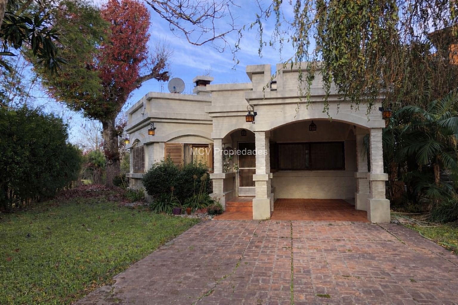 CLUB EL CARMEN - Casa pequeña, estilo colonial -construcción sólida
