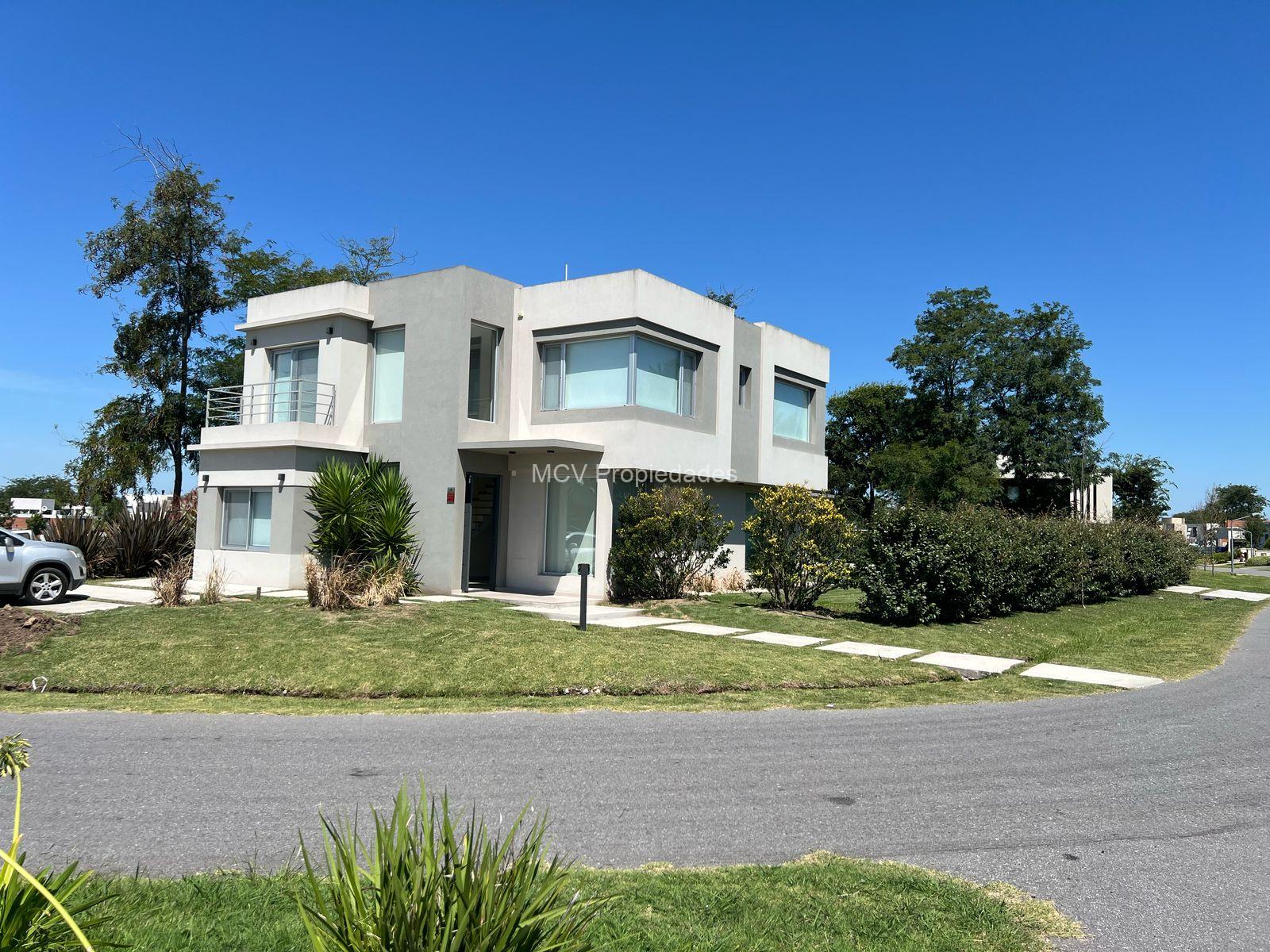 GREENVILLE - Espectacular casa en esquina, 5 dorm -3 de ellos en suite- c/pileta