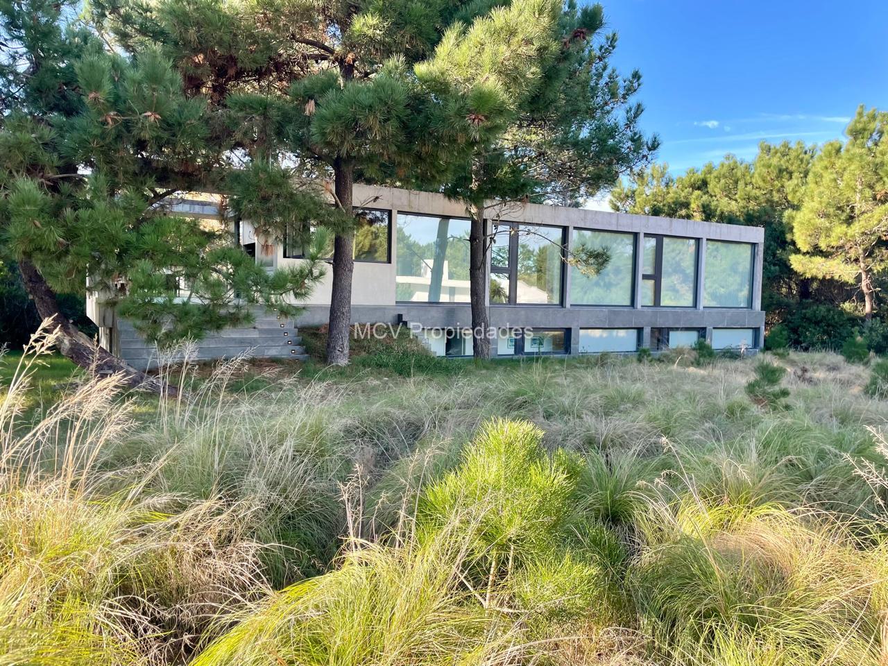 SENDEROS IV 339 moderna de hormigón- 4 dorm +playroom