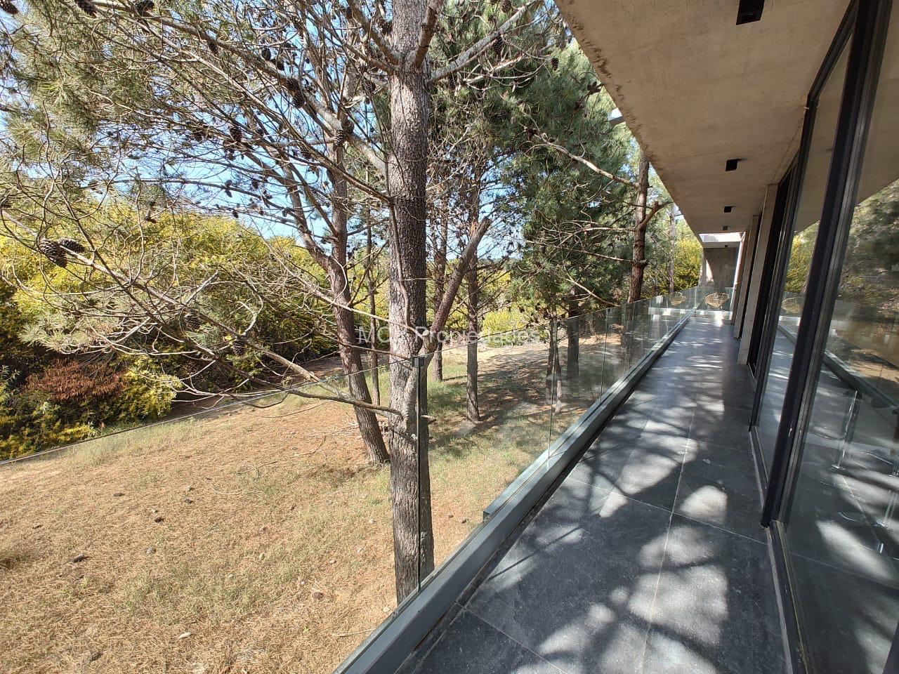 SENDEROS IV 339 moderna de hormigón- 4 dorm +playroom — foto 4