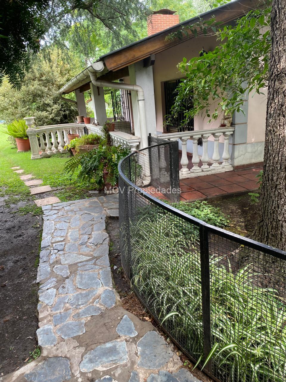 CASA QUINTA sobre lote de cuarto de manzana - en Bosques, a 300 mts de Cno. Belgrano