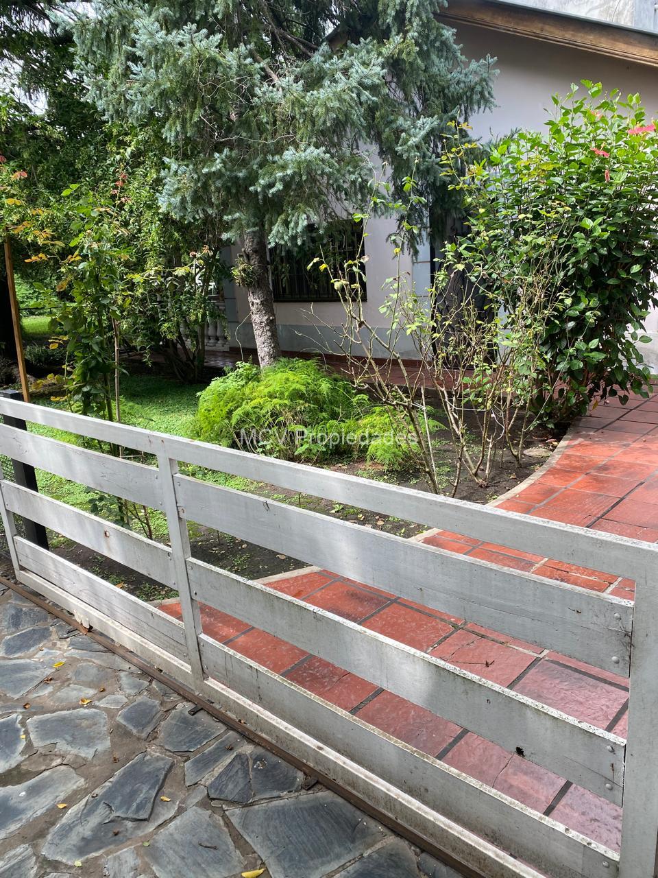 CASA QUINTA sobre lote de cuarto de manzana - en Bosques, a 300 mts de Cno. Belgrano — foto 2