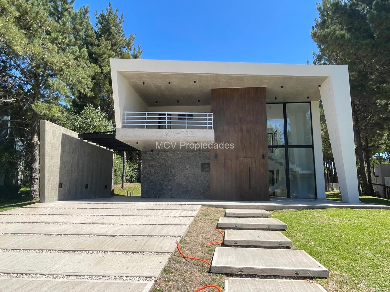 RESIDENCIAL I 211 - 4 dorm c/pileta VENTA!!