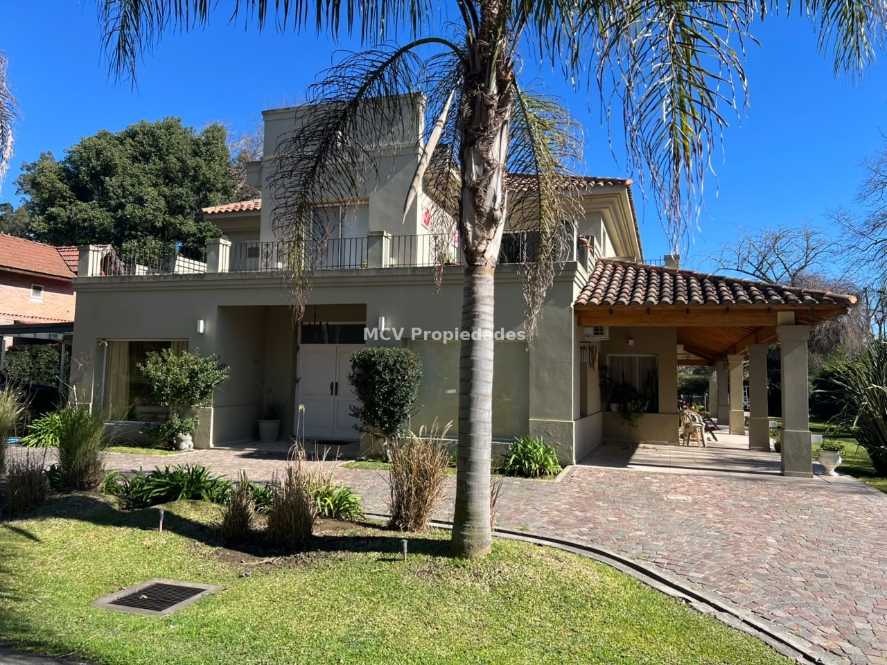 CLUB EL CARMEN - Propiedad Premium - excel ubicación - 4 dorm+escrit+estar+dep c/pileta